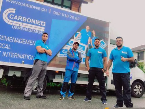 Équipe de déménageurs professionnels transportant un canapé