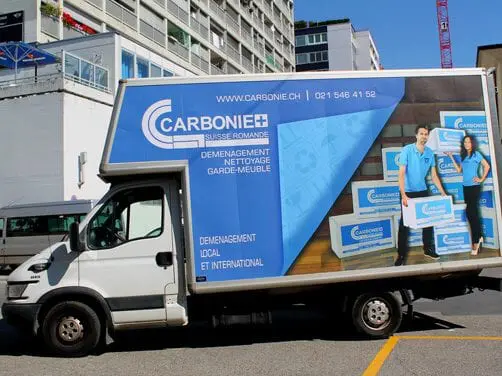 Camion de déménagement chargé de cartons et meubles