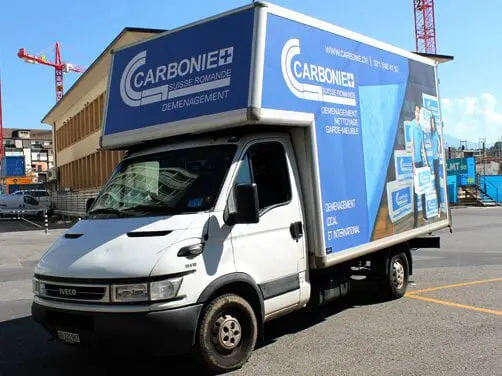 Chargement sécurisé de meubles dans un camion de déménagement